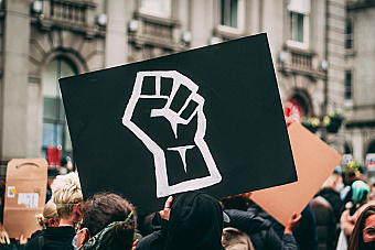 O politike bez umiernenosti. Chýba v MAGA, ale rovnako aj medzi progresívcami