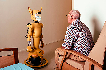 Budú niekedy osamelí seniori potrebovať robota? V Česku už dôchodcov zabáva Pepa