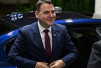 Ako je možné, že pravicová hviezda Petr Macinka pochádza z bašty kresťanských prakomunistov?