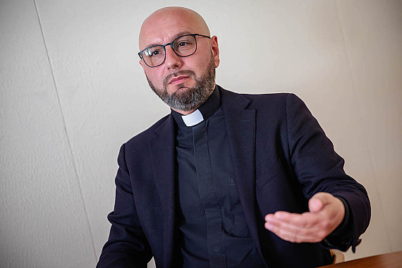 Naši a nemeckí biskupi by sa mali znova začať stretávať, hovorí kňaz z KBS Juraj Sabadoš