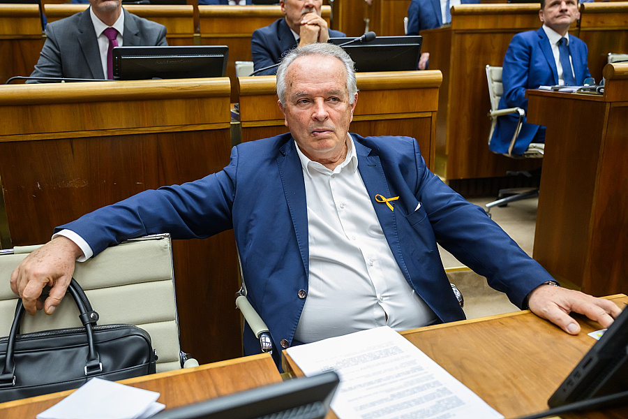 Priznal, že nemá diplomatické skúsenosti. Podľa opozície je unikátne nespôsobilý