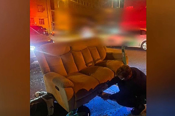 Policajti v noci pokutovali mladíkov voziacich sa ulicami Bratislavy na gauči