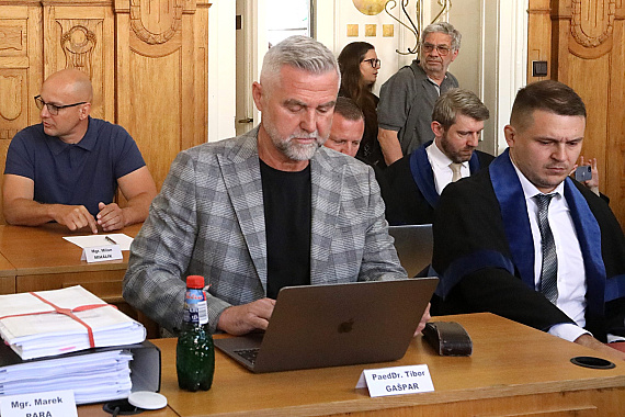 Na súde čítajú obžalobu, prítomní sú Gašpar, Bödör, Krajmer aj Kováčik