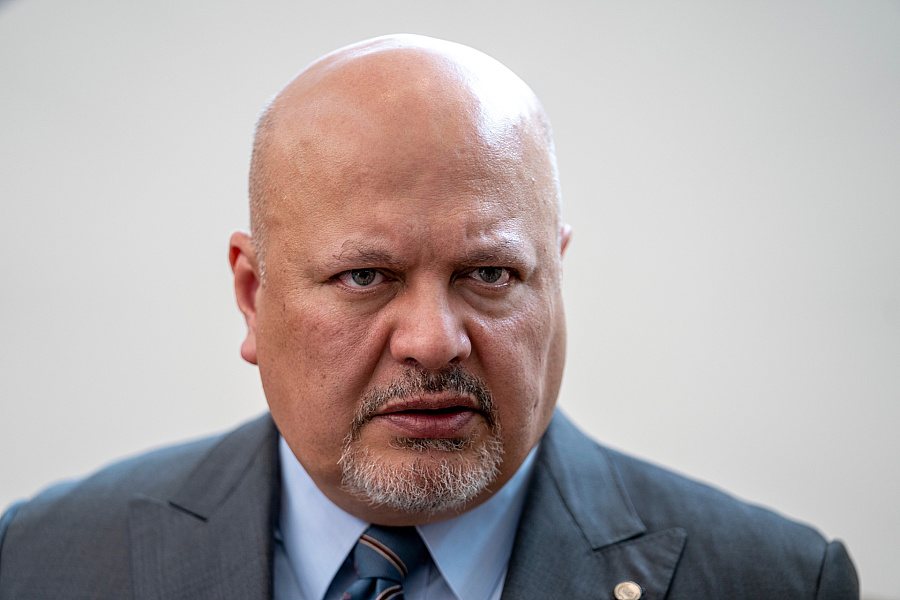 Hlavného prokurátora Medzinárodného trestného súdu (ICC) Karima Khana suspendovali