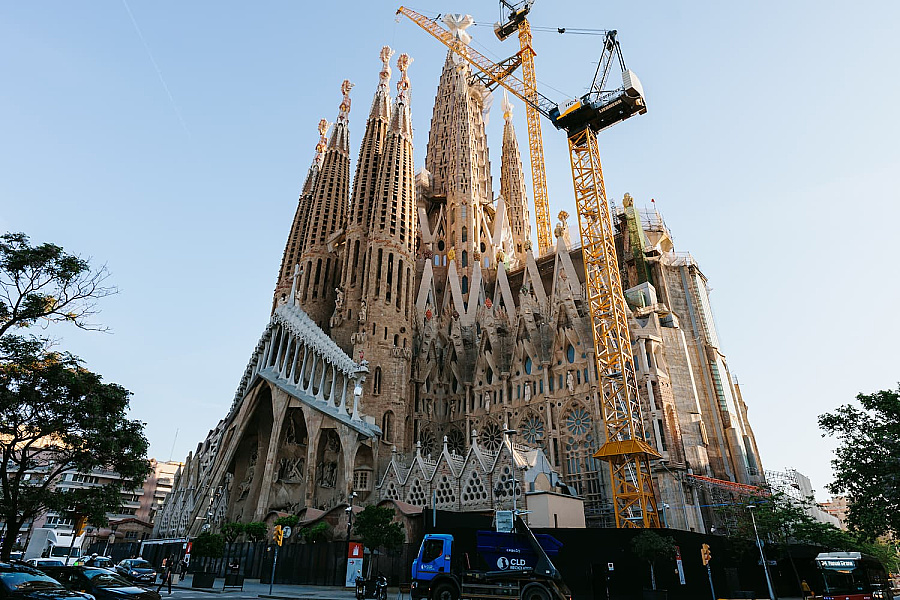 Biblia vytesaná do kameňa, osemnásť veží a vnútro ako les. Ako chcel Gaudí priviesť ľudí k Bohu cez krásu