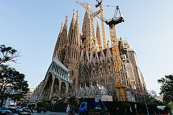 Biblia vytesaná do kameňa, osemnásť veží a vnútro ako les. Ako chcel Gaudí priviesť ľudí k Bohu cez krásu
