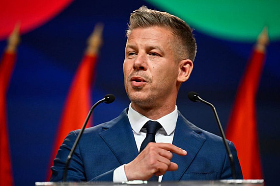 Maďarský premiér Magyar nepriamo podporil adopcie detí homosexuálnymi pármi a homosexuálne manželstvá