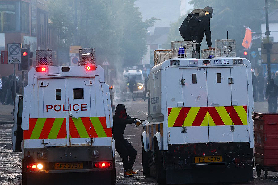 Ak vláda na brutálny útok nožom v Belfaste nezareaguje politicky, priestor obsadia radikálne skupiny, píše UnHerd