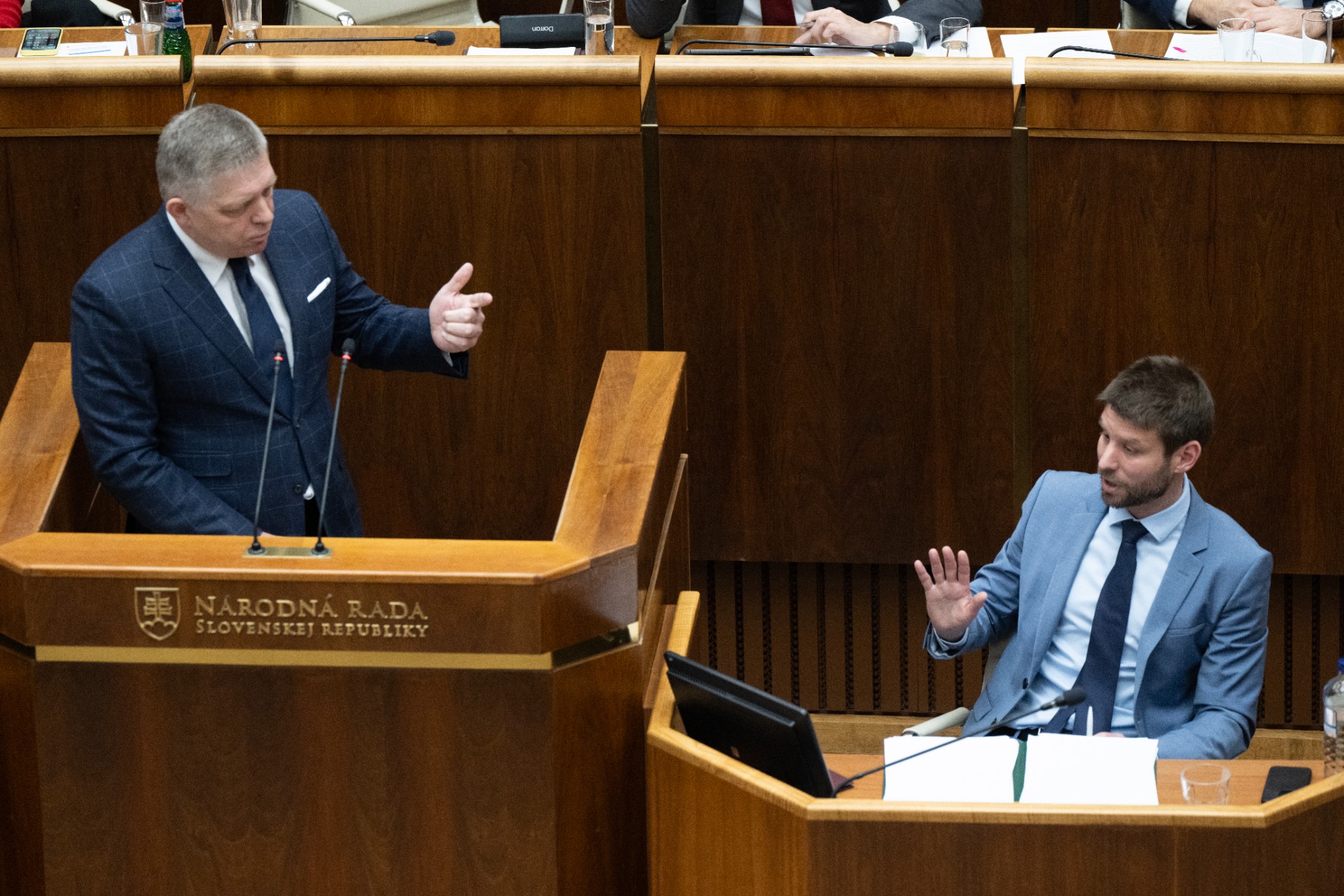 Podľa premiéra je všetko čisté ako Božie oko. Šimečka sa pýta, či Michal Fico nie je biely kôň