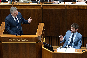 Podľa premiéra je všetko čisté ako Božie oko. Šimečka sa pýta, či Michal Fico nie je biely kôň