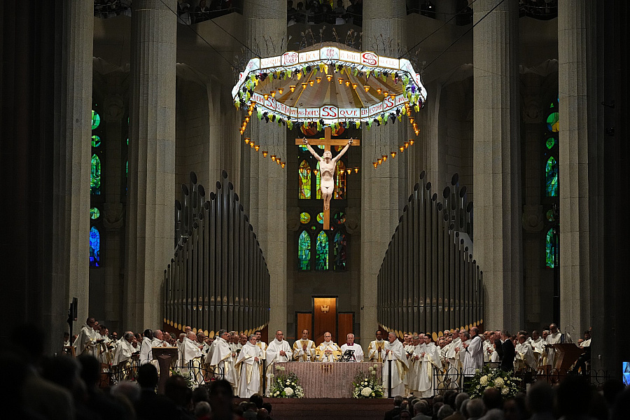 Pápež v Barcelone požehnal vežu Ježiša Krista – najvyššiu vežu baziliky Sagrada Familia