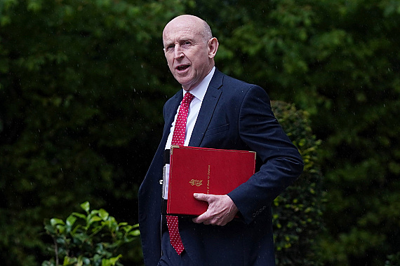 Britský minister obrany John Healey odstúpil z funkcie