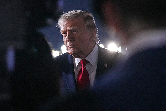 Trump avizuje tvrdé údery na Irán a prevzatie kontroly nad ropnými zariadeniami
