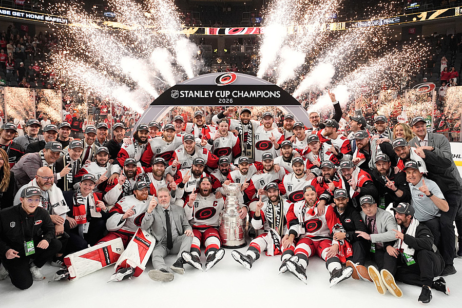Hokejisti Caroliny Hurricanes získali druhýkrát v histórii Stanleyho pohár