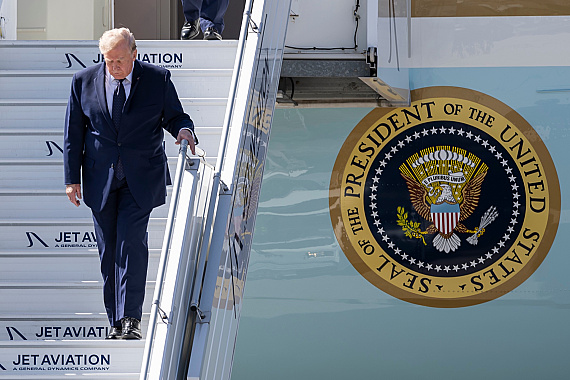 Donald Trump vyhlásil, že tankery už začali prechádzať Hormuzským prielivom