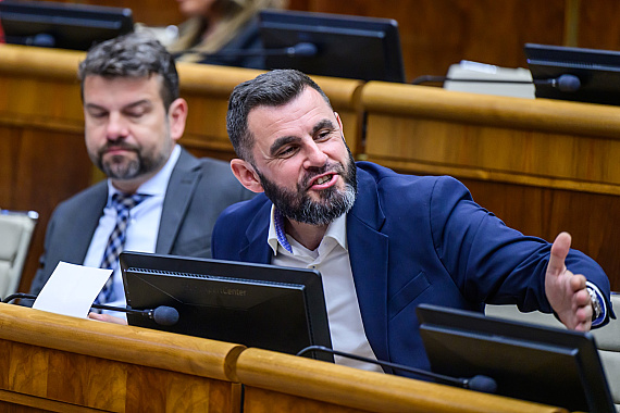 Smer vlani poslal takmer 480-tisíc eur firme svojho poslanca Jána Mažgúta