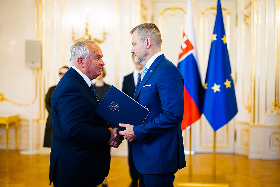 Peter Pellegrini vymenoval aj Petra Kmeca. Odkázal, že im drží palce