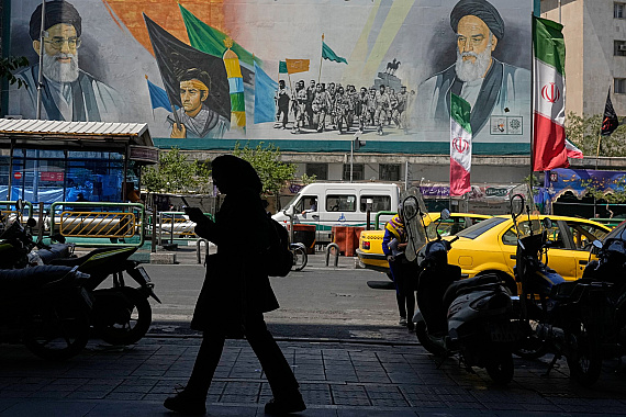 Irán: Pohrebný sprievod za najvyššieho vodcu Alího Chámeneího povedie cez Irak