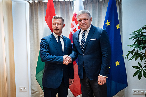 Robert Fico sa prvýkrát stretol s Péterom Magyarom