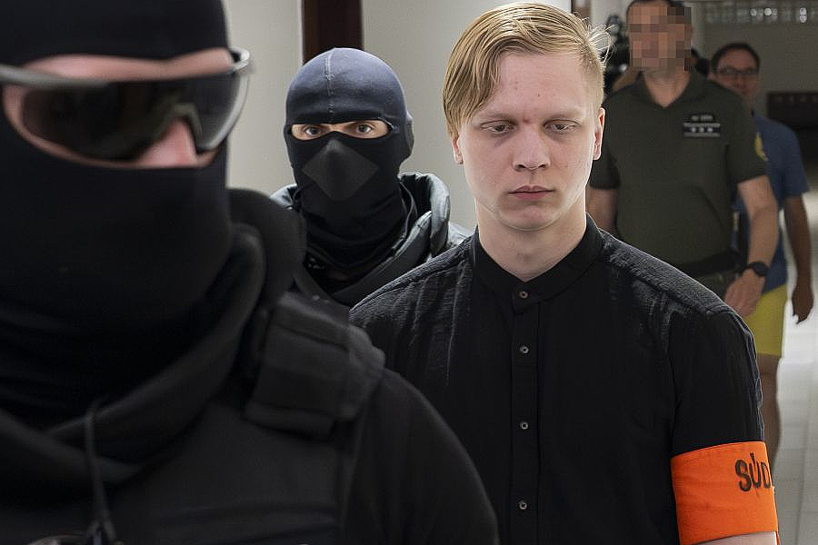 Proces v kauze útoku na gymnáziu pokračuje prehrávaním videa z miesta činu