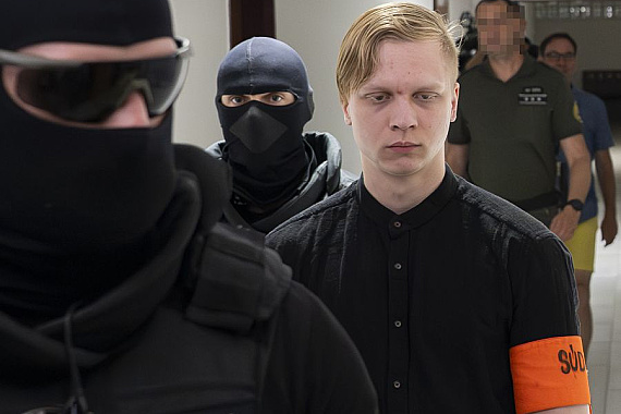 Proces v kauze útoku na gymnáziu pokračuje prehrávaním videa z miesta činu