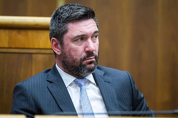 Minister Richard Takáč dohodol právne služby až do 332-tisíc eur od advokátskej kancelárie Natálie Trubanovej