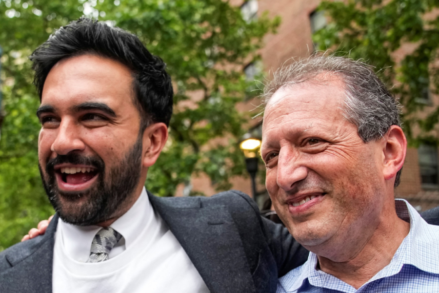 V mest&aacute;ch USA rast&uacute; socialisti na &uacute;kor etablovan&yacute;ch demokratov. Liber&aacute;lov m&ocirc;žu posun&uacute;ť e&scaron;te viac doľava