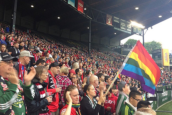 FIFA povolila dúhové vlajky na Pride zápase Iránu s Egyptom, federácie oboch krajín protestujú