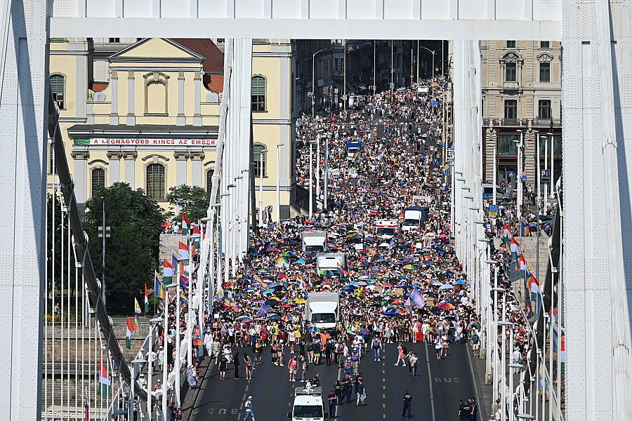 Ulicami Budapešti prešiel dúhový pochod, bol o poznanie menší ako vlani