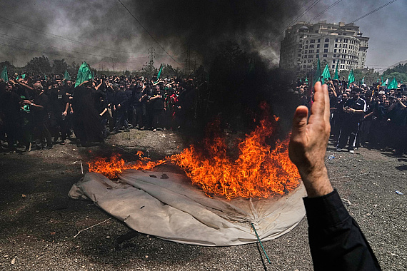 USA podnikli ďalšie útoky na Irán, Teherán v reakcii zasahoval ciele v Kuvajte a Bahrajne