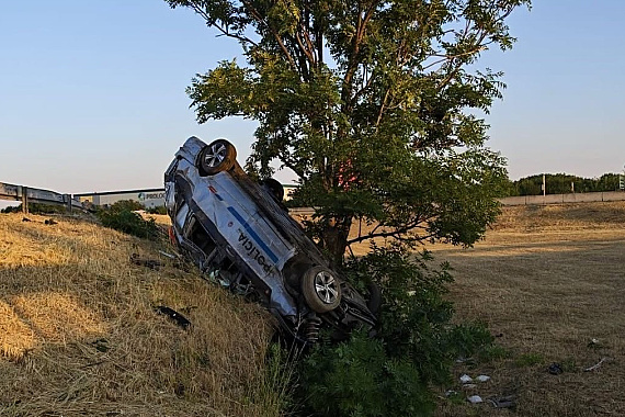 Policajti ráno havarovali na D1 v smere na Trnavu pri výjazde na Senec