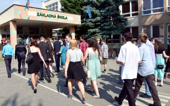 Komu odovzdá ministerstvo školstva výchovu k ľudským právam?
