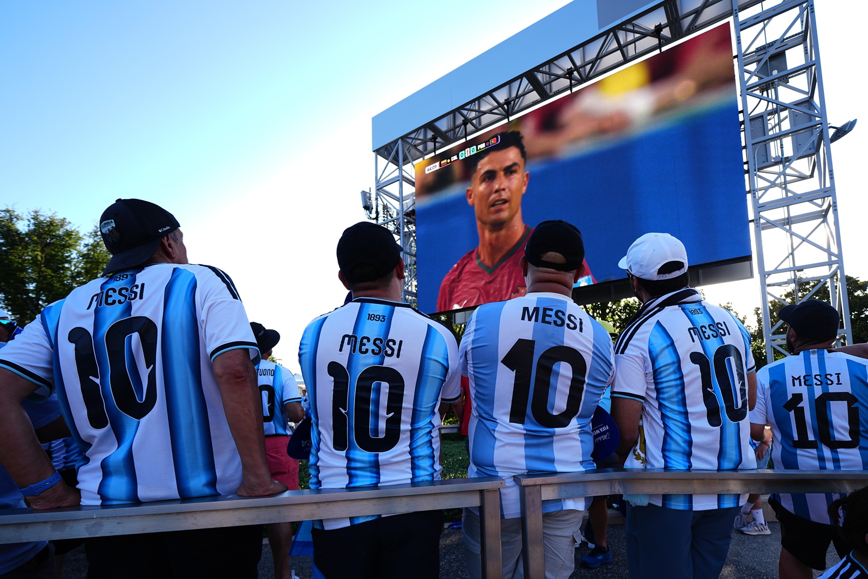 Messi žiari, Ronaldo rozdeľuje, Kapverdy prekvapujú. Šampionát vstúpil do vyraďovacej fázy
