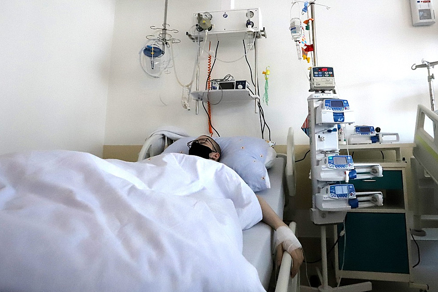 Z prehriatia už skolabovala aj sestra na operačke. Pacienti si nosia ventilátory, na klímu nie sú peniaze