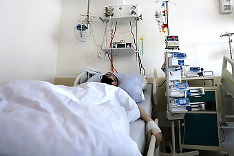 Z prehriatia už skolabovala aj sestra na operačke. Pacienti si nosia ventilátory, na klímu nie sú peniaze