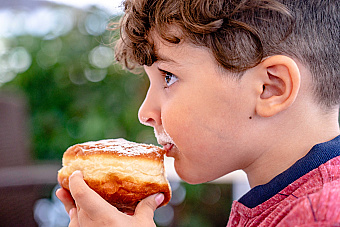 Častejšie pijú sladené nápoje a jedia fastfood. Rodičia ich hmotnosť vnímajú skreslene