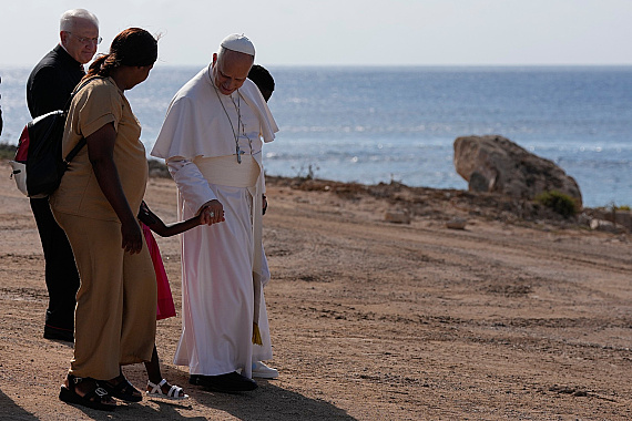 Pápež Lev si na ostrove Lampedusa uctil pamiatku obetí v radoch migrantov