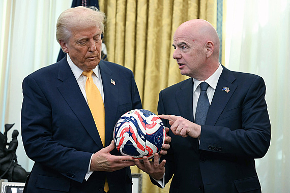 Biely dom údajne žiadal šéfa FIFA o preskúmanie Balogunovej červenej karty