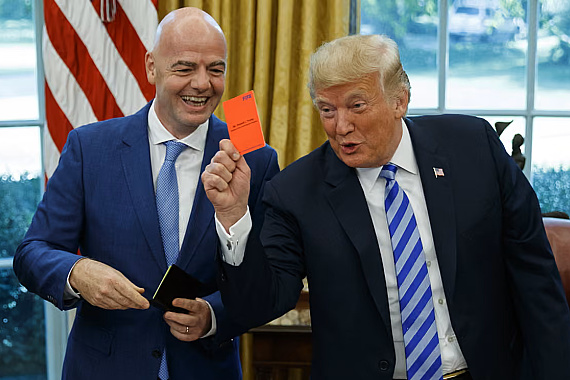 Telefonoval Infantinovi, aby prehodnotil dištanc americkej hviezde. FIFA trest zrušila