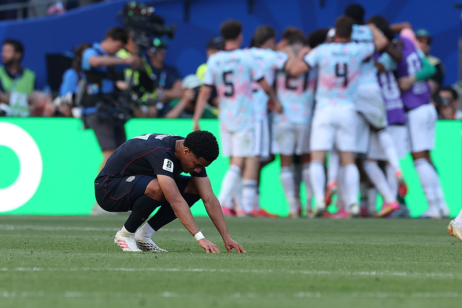USA vypadli po prehre s Belgickom, nepomohol im ani kontroverzný krok FIFA