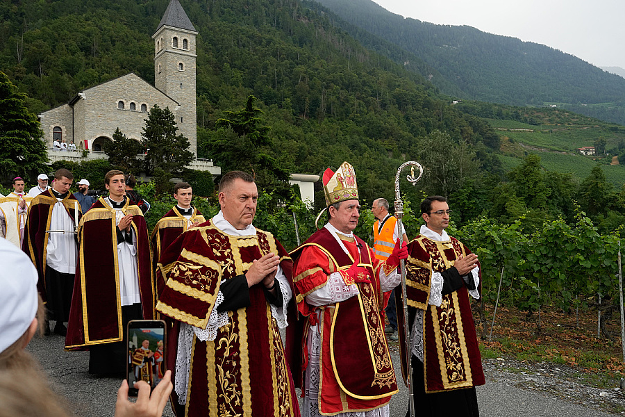 Biskupská vysviacka bez pápežského mandátu nie je len neposlušnosť, ale zásah do samotnej štruktúry cirkvi