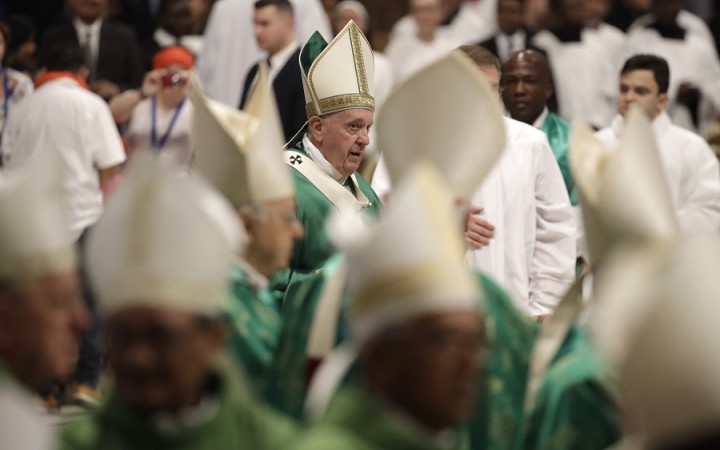 Závery synody: biskupi podporili svätenie ženatých mužov, no desiatky boli proti