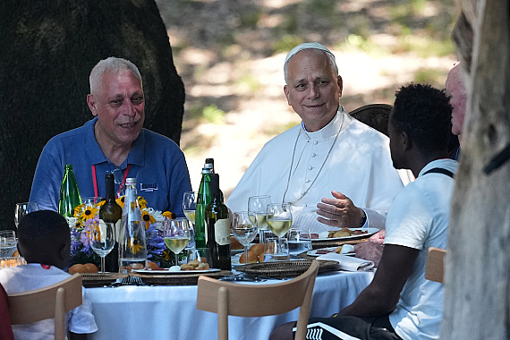 Pápež obedoval s chudobnými v Castel Gandolfe