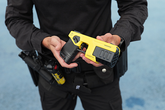 Policajný zbor zaradí do výzbroje nové elektronické paralyzátory Taser 10