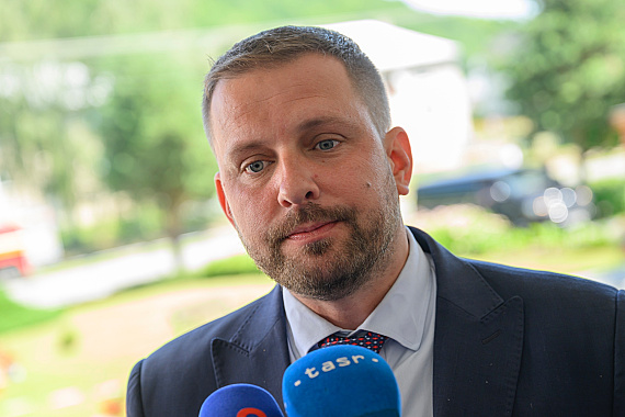 Kamil Šaško by mal vysvetliť svoj postoj k zlúčeniu zdravotných poisťovní Dôvera a Union
