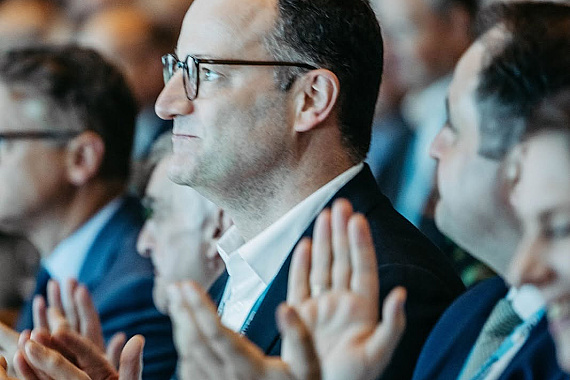 Šéf klubu CDU/CSU Spahn odstupuje po kauze s náhradným materstvom