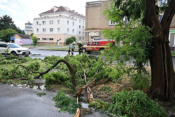 Humenné zasiahla silná búrka s krupobitím, vyvracala stromy a zaplavila ulice