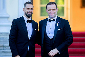 Predák CDU Jens Spahn musel odstúpiť, lebo nechal náhradnú matku donosiť dieťa