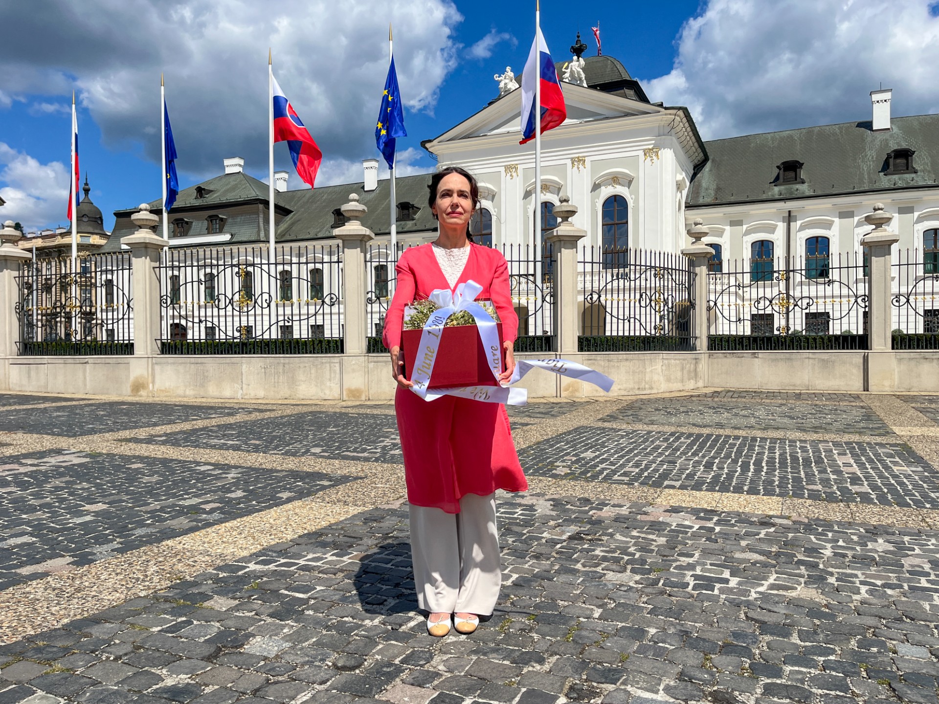 Europoslankyňa Miriam Lexmann (KDH) doručila prezidentovi Petrovi Pellegrinimu do jeho kancelárie veniec