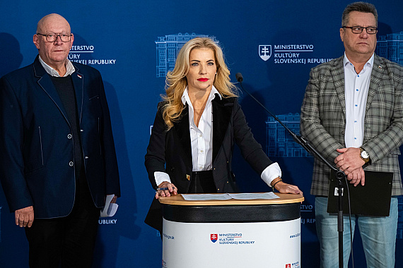Zamestnankyňa, ktorá médiám potvrdila nález odpočúvacích zariadení, skončila